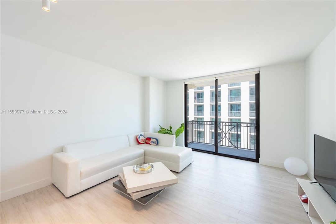 For Sale: $580,000 (1 beds, 1 baths, 706 Square Feet)