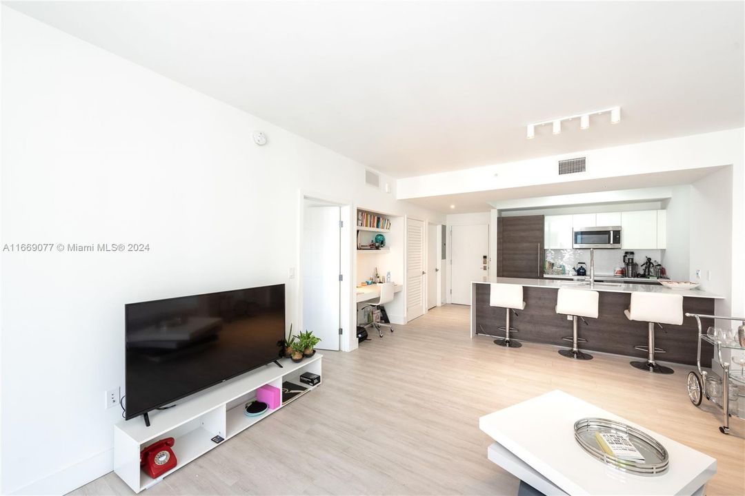 For Sale: $580,000 (1 beds, 1 baths, 706 Square Feet)