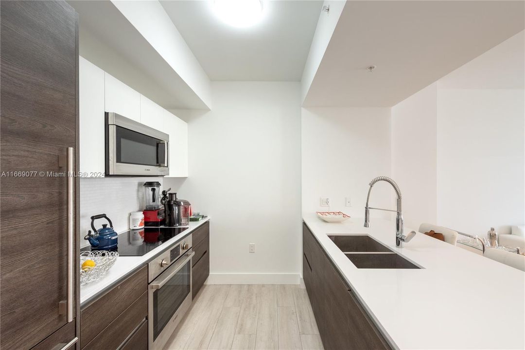 For Sale: $580,000 (1 beds, 1 baths, 706 Square Feet)