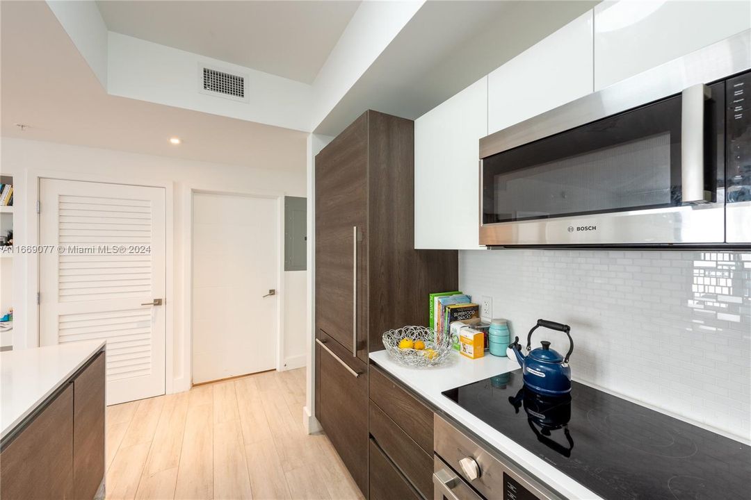 For Sale: $580,000 (1 beds, 1 baths, 706 Square Feet)