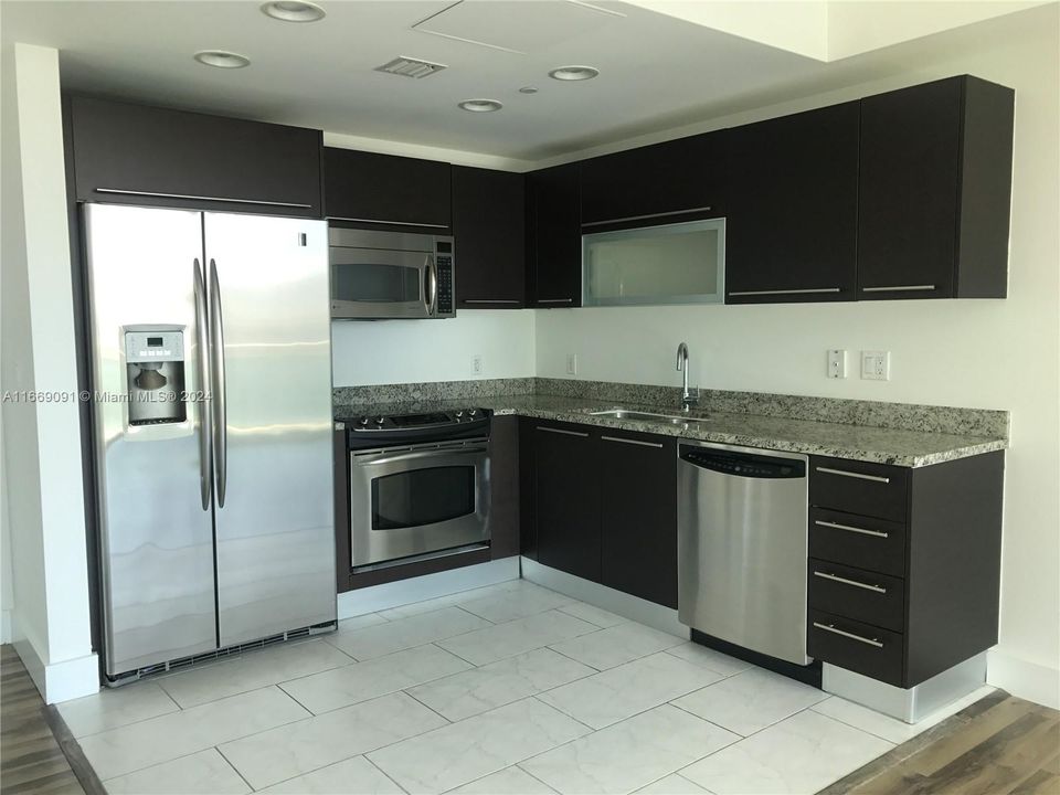 For Sale: $519,000 (1 beds, 1 baths, 639 Square Feet)