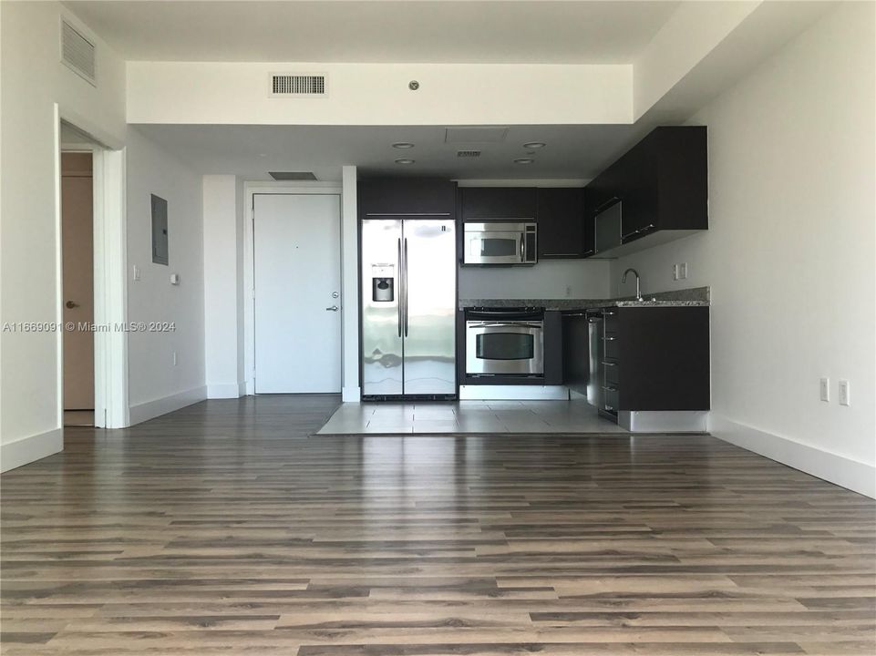 For Sale: $519,000 (1 beds, 1 baths, 639 Square Feet)