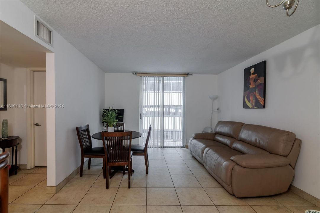 For Sale: $360,000 (1 beds, 1 baths, 630 Square Feet)