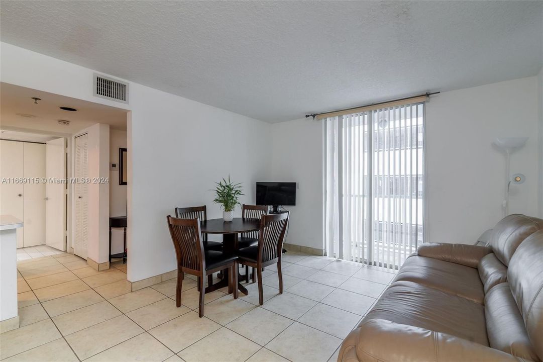 For Sale: $360,000 (1 beds, 1 baths, 630 Square Feet)