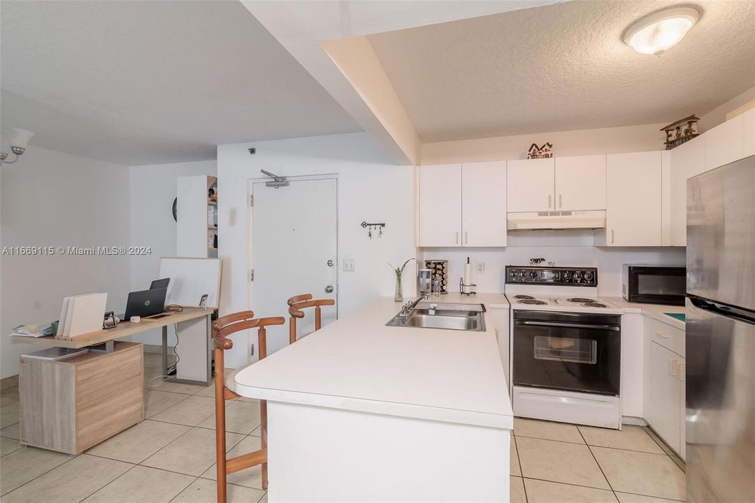 For Sale: $360,000 (1 beds, 1 baths, 630 Square Feet)