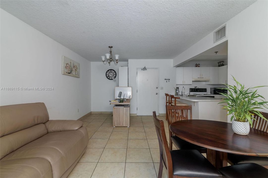 For Sale: $360,000 (1 beds, 1 baths, 630 Square Feet)