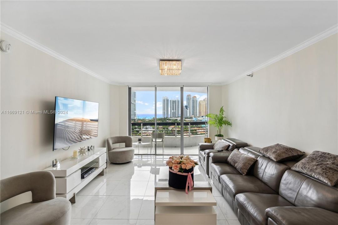 For Sale: $735,000 (2 beds, 2 baths, 1181 Square Feet)