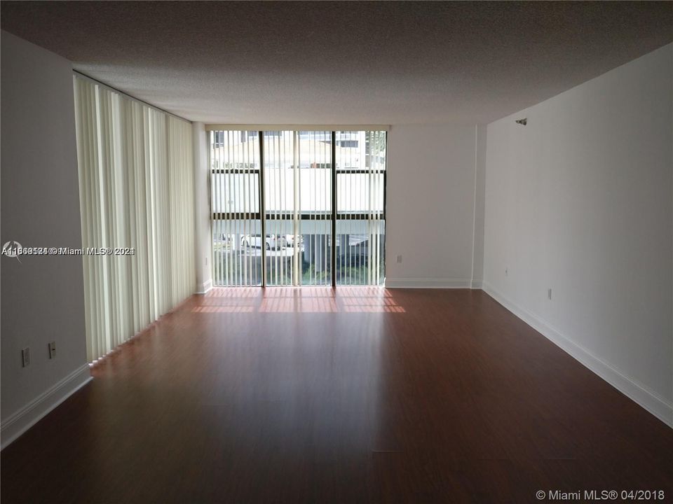 For Sale: $325,000 (1 beds, 1 baths, 1033 Square Feet)