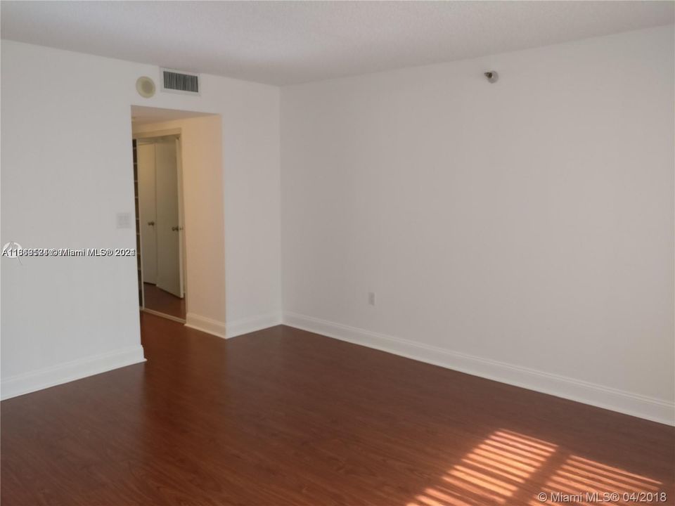 For Sale: $325,000 (1 beds, 1 baths, 1033 Square Feet)