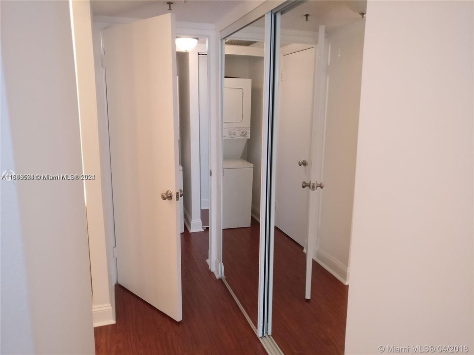 For Sale: $325,000 (1 beds, 1 baths, 1033 Square Feet)