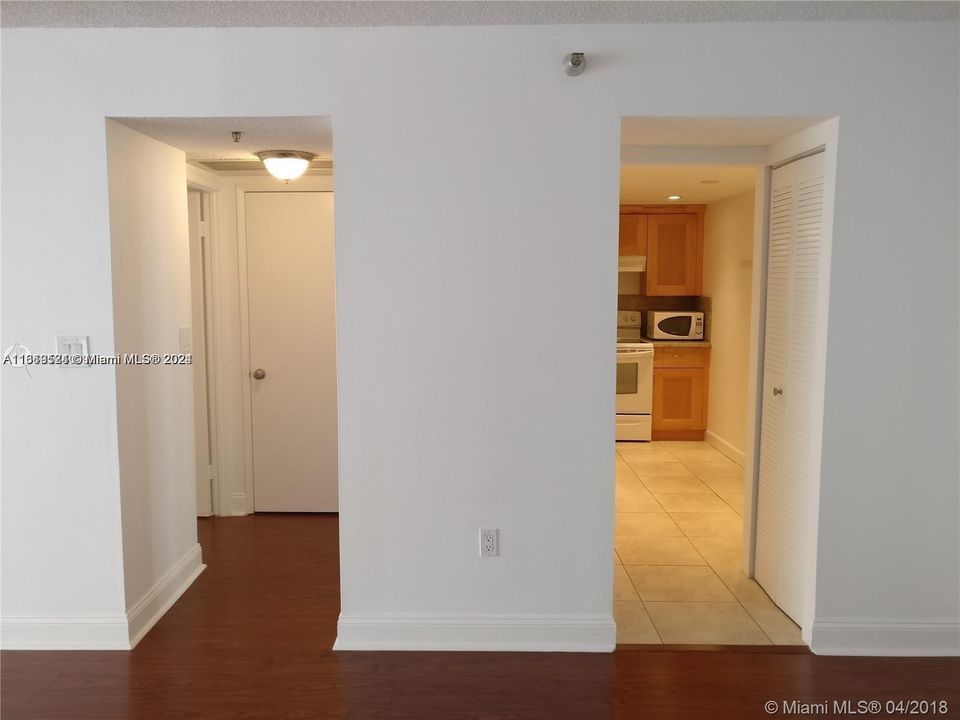 For Sale: $325,000 (1 beds, 1 baths, 1033 Square Feet)