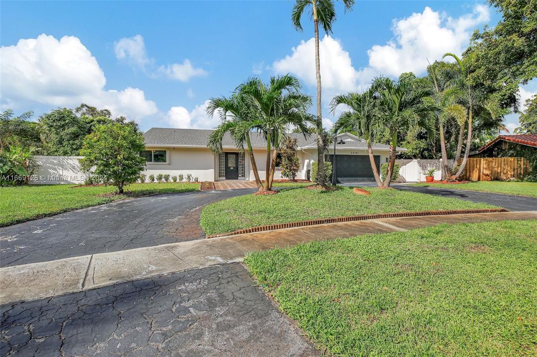 For Sale: $850,000 (3 beds, 2 baths, 2277 Square Feet)