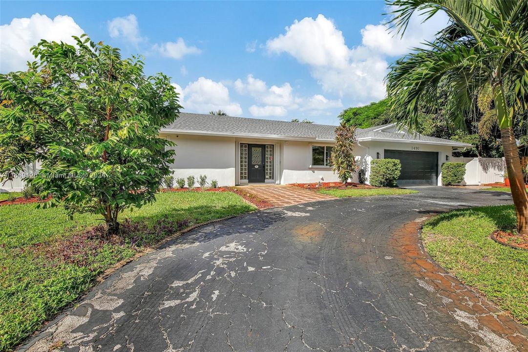 For Sale: $850,000 (3 beds, 2 baths, 2277 Square Feet)