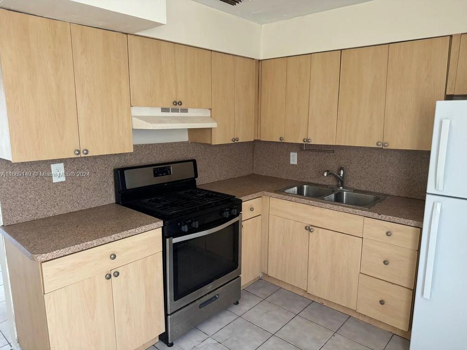 For Rent: $1,925 (2 beds, 1 baths, 1627 Square Feet)