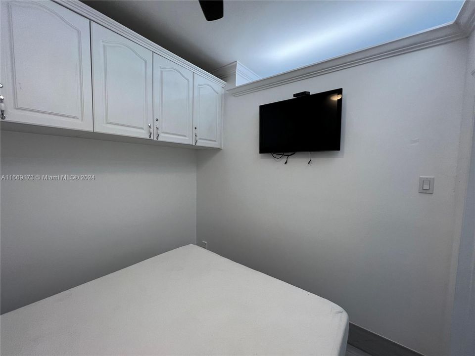 For Sale: $299,900 (1 beds, 1 baths, 340 Square Feet)