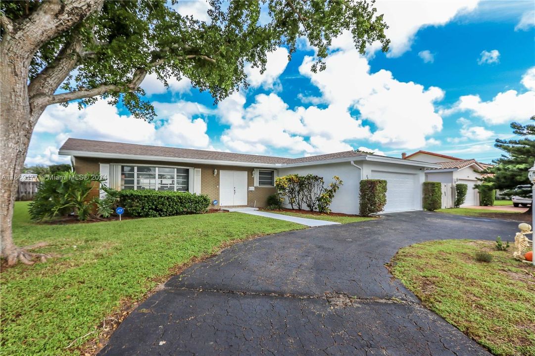 For Sale: $875,000 (3 beds, 2 baths, 1824 Square Feet)