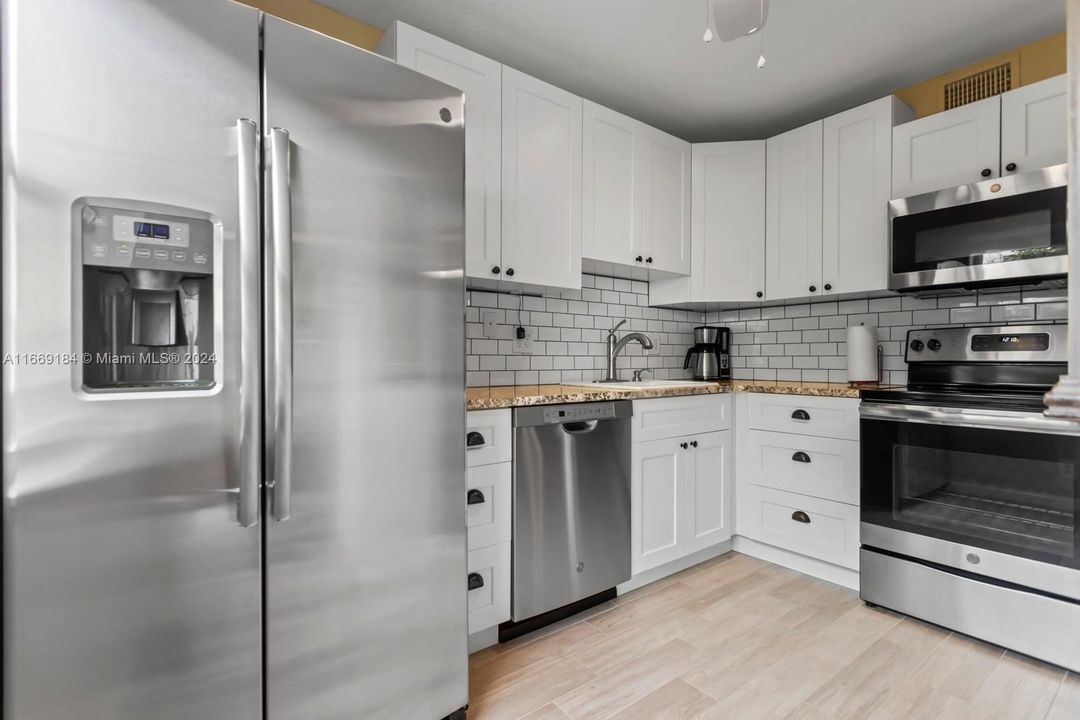 For Sale: $249,900 (1 beds, 1 baths, 950 Square Feet)