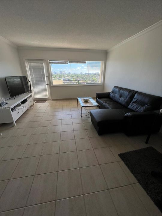 For Sale: $359,000 (2 beds, 2 baths, 1300 Square Feet)