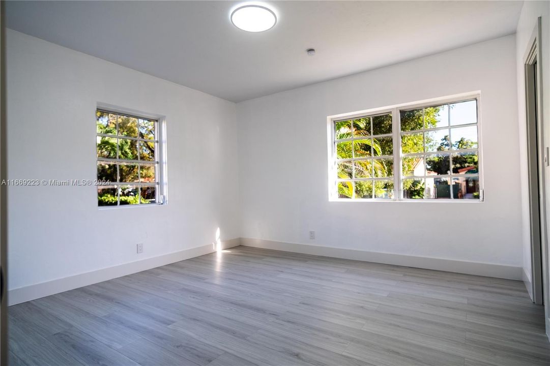 For Sale: $875,000 (2 beds, 1 baths, 1334 Square Feet)