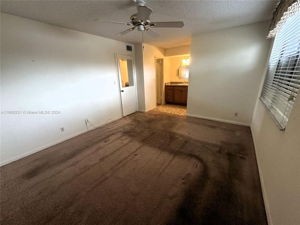 For Sale: $300,000 (2 beds, 2 baths, 1175 Square Feet)