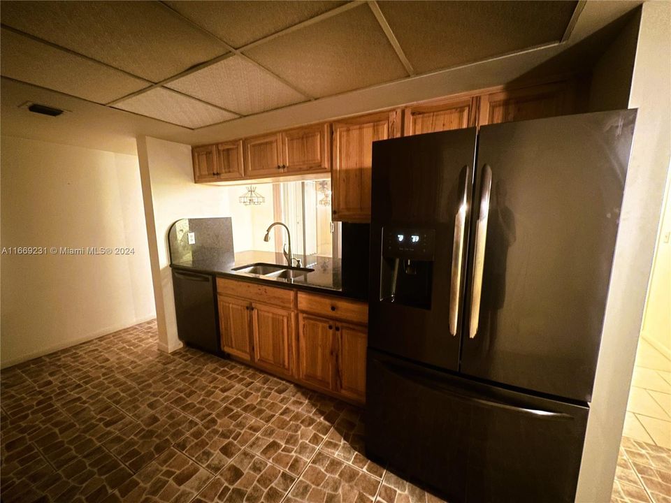 For Sale: $300,000 (2 beds, 2 baths, 1175 Square Feet)