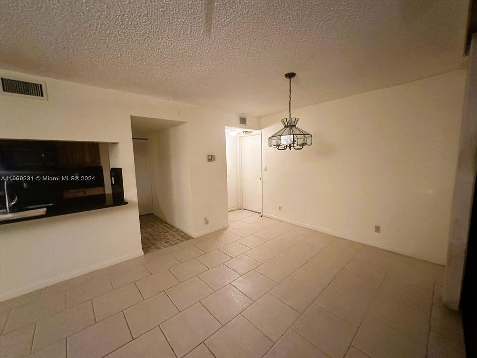 For Sale: $300,000 (2 beds, 2 baths, 1175 Square Feet)