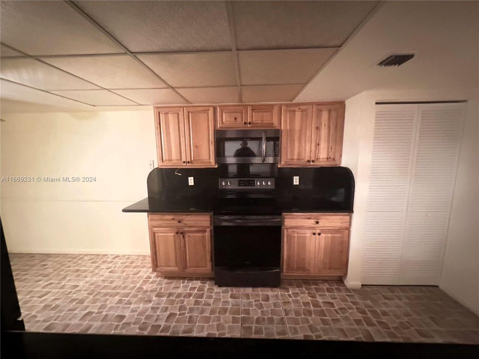 Kitchen w/ eat in area and pantry