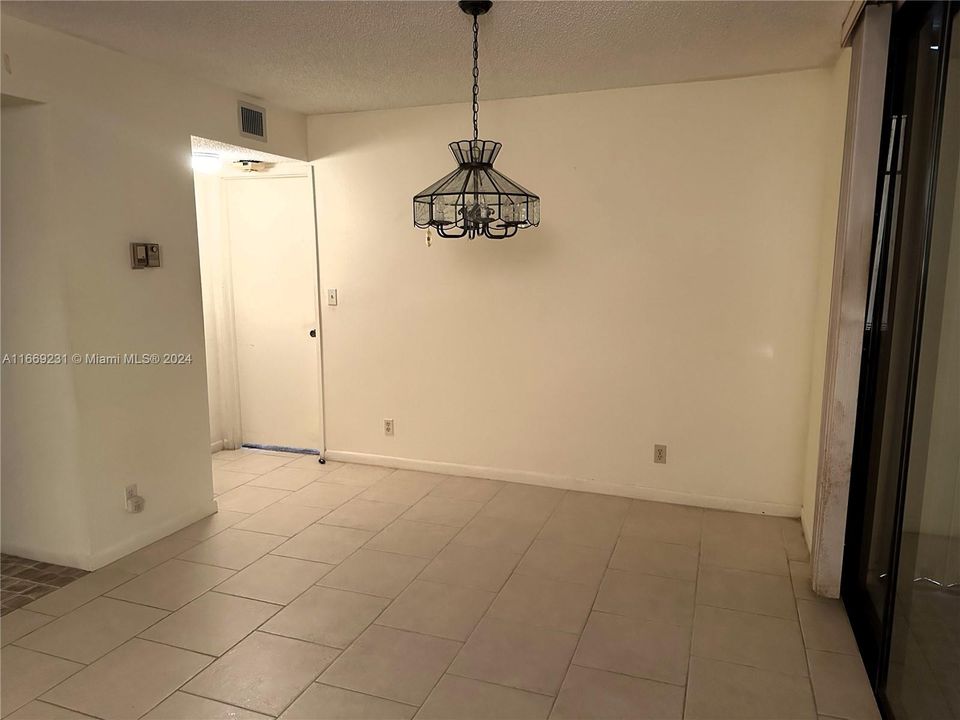 For Sale: $300,000 (2 beds, 2 baths, 1175 Square Feet)