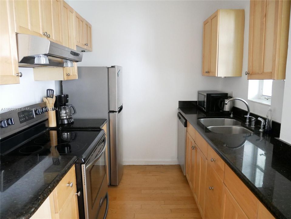 For Sale: $290,000 (1 beds, 1 baths, 527 Square Feet)