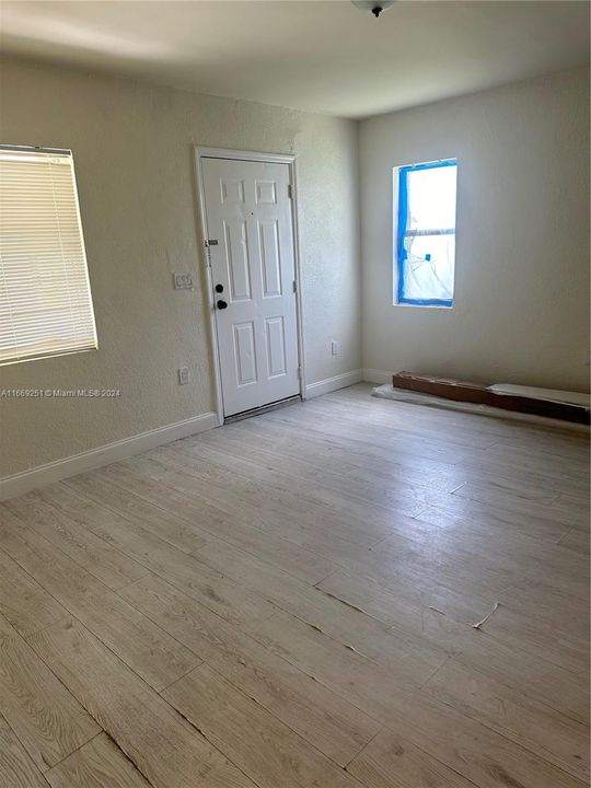 For Sale: $415,000 (2 beds, 1 baths, 726 Square Feet)