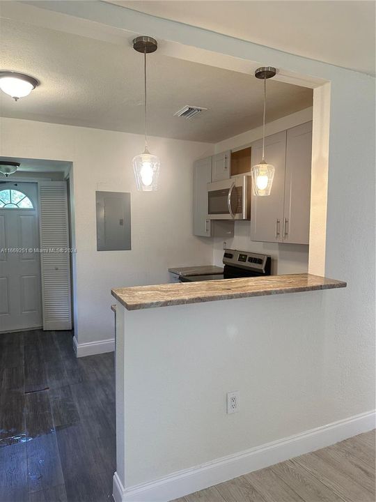 For Sale: $415,000 (2 beds, 1 baths, 726 Square Feet)