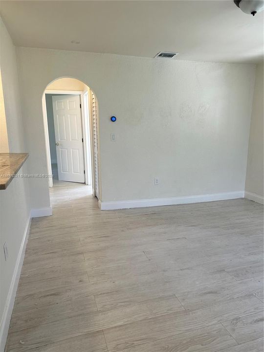 For Sale: $415,000 (2 beds, 1 baths, 726 Square Feet)