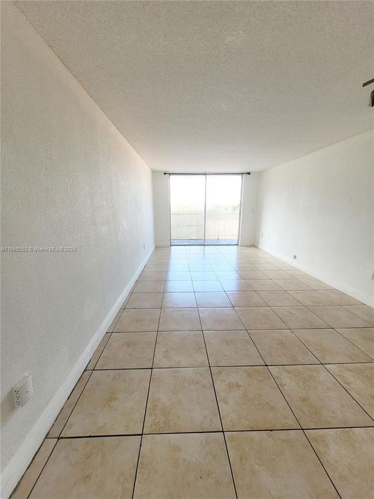 For Sale: $212,000 (1 beds, 1 baths, 673 Square Feet)