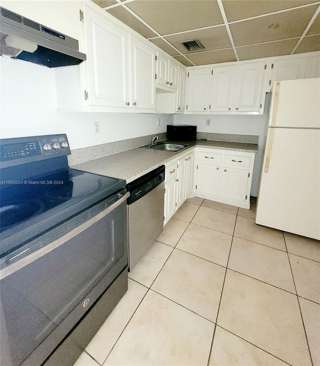 For Sale: $212,000 (1 beds, 1 baths, 673 Square Feet)