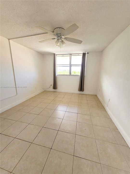 For Sale: $212,000 (1 beds, 1 baths, 673 Square Feet)