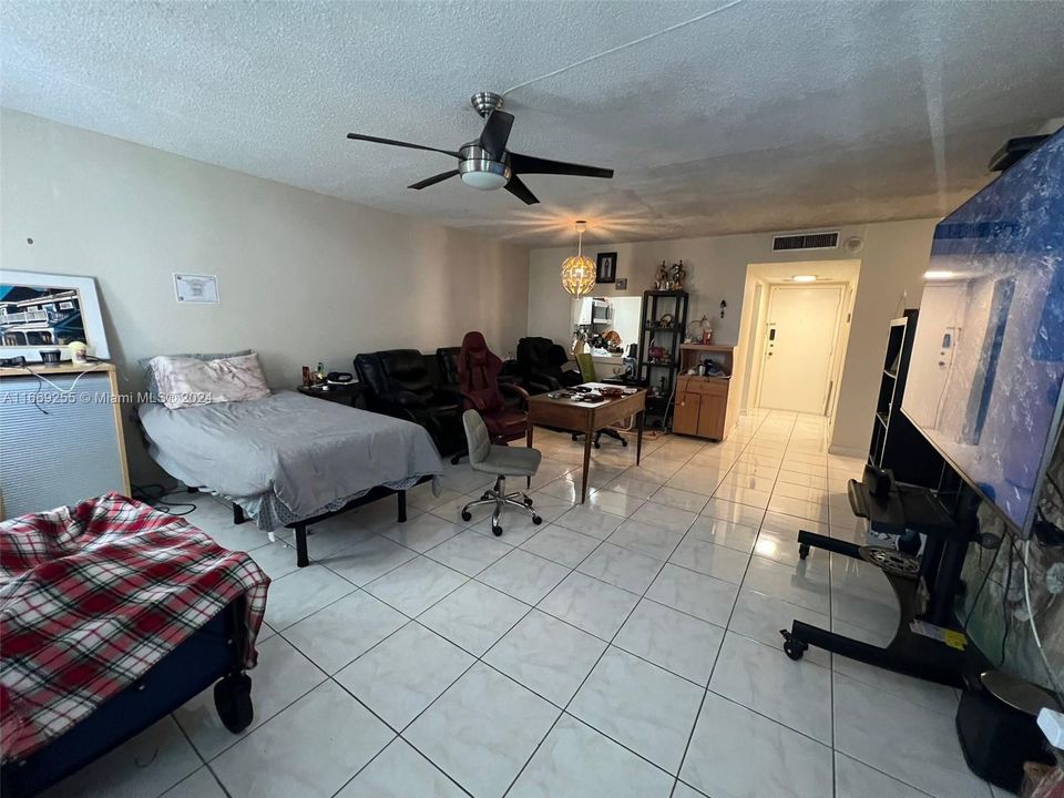 For Sale: $150,000 (1 beds, 1 baths, 857 Square Feet)