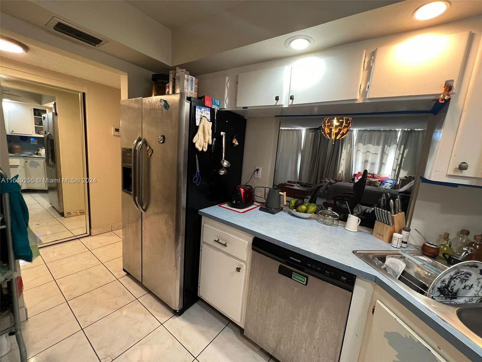 For Sale: $150,000 (1 beds, 1 baths, 857 Square Feet)