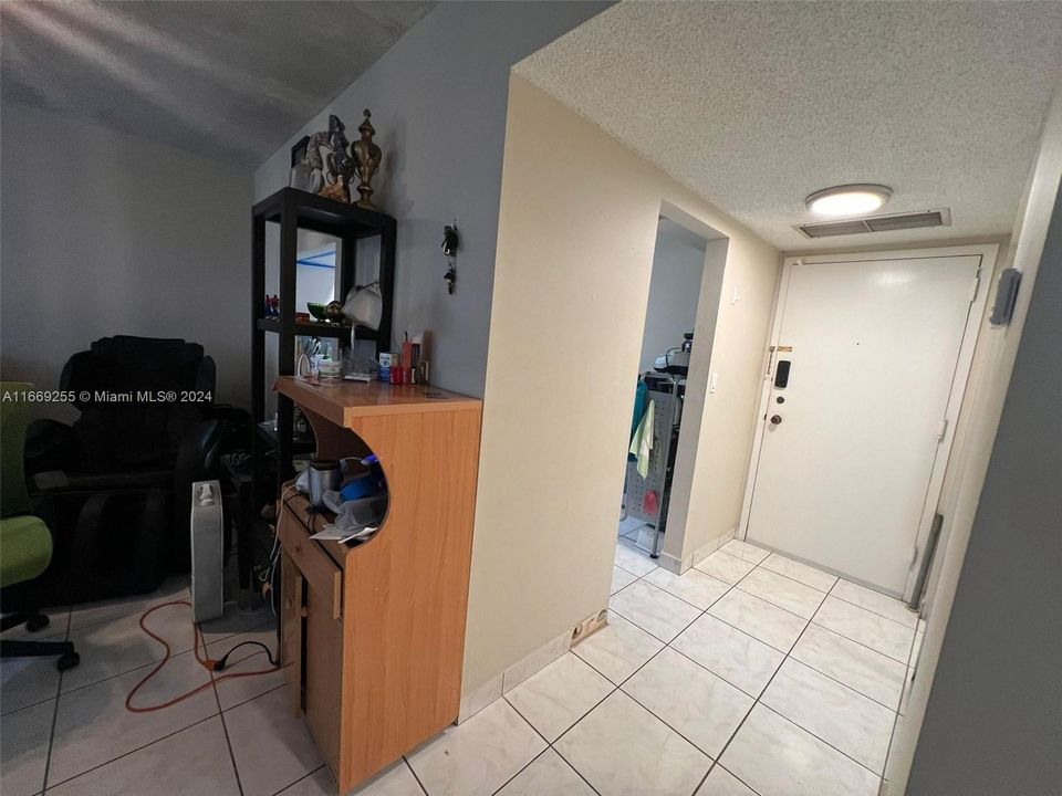 For Sale: $150,000 (1 beds, 1 baths, 857 Square Feet)