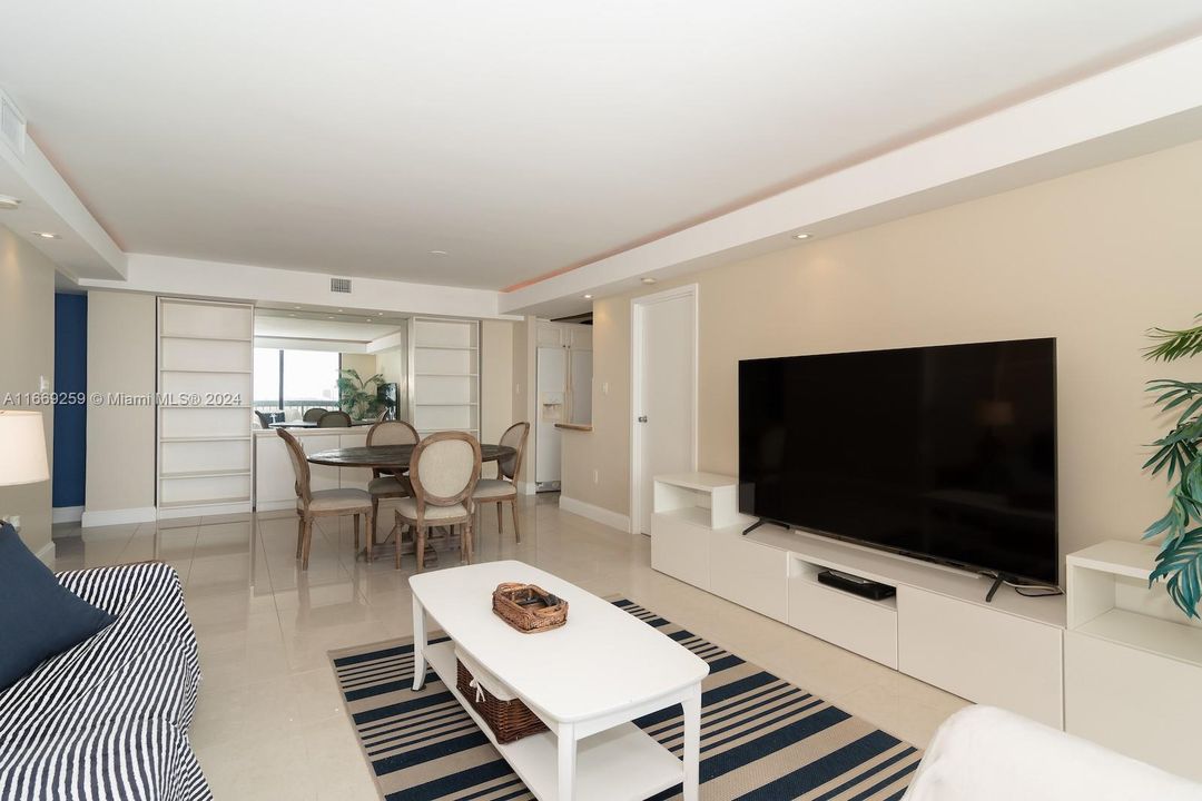 Active With Contract: $3,900 (2 beds, 2 baths, 1100 Square Feet)