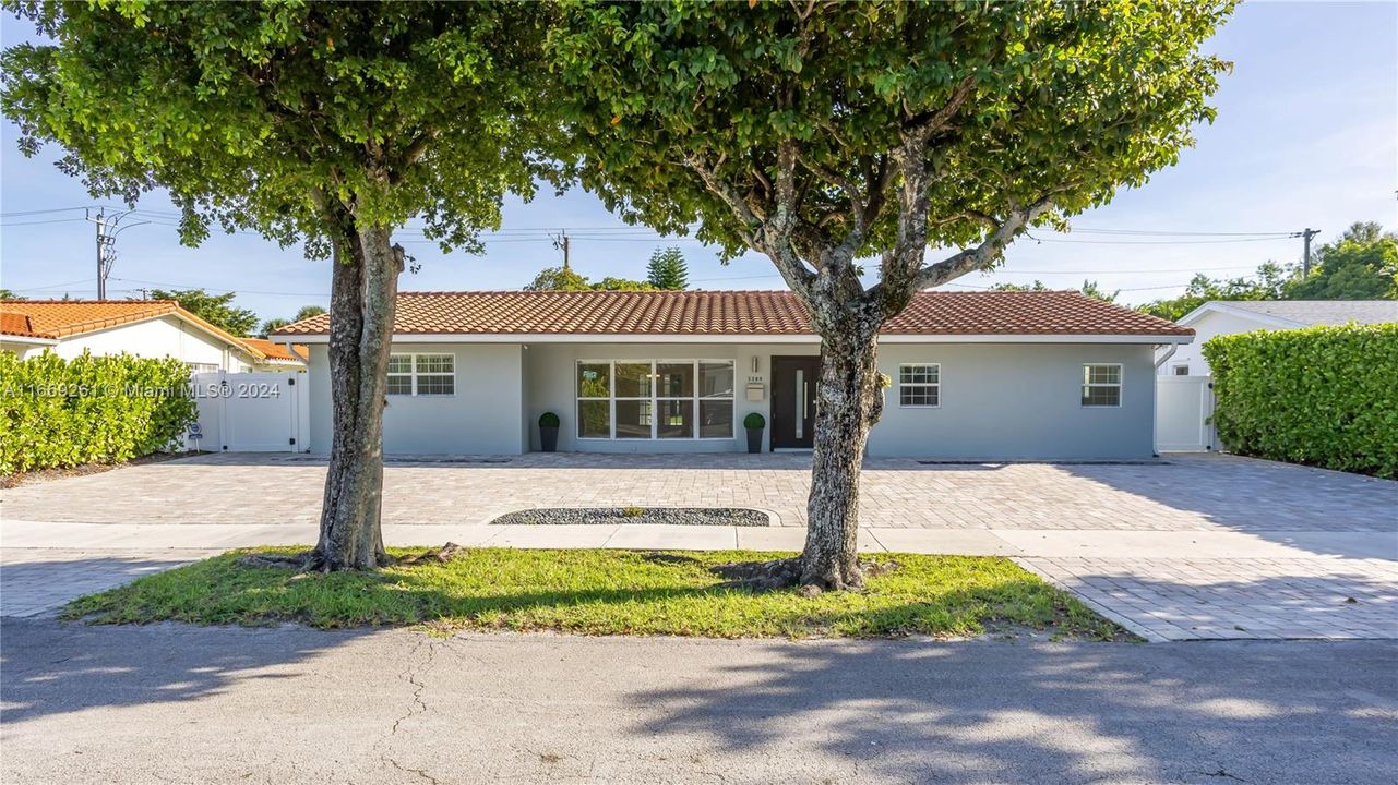 For Sale: $1,450,000 (4 beds, 3 baths, 2740 Square Feet)