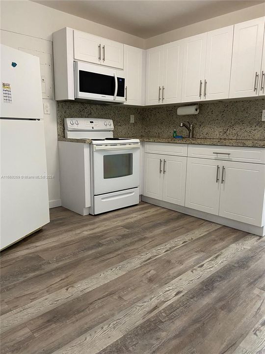 For Rent: $1,800 (1 beds, 1 baths, 415 Square Feet)