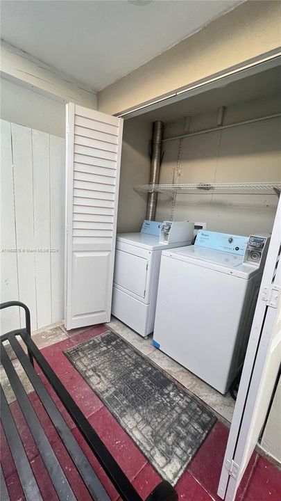 For Rent: $2,000 (1 beds, 1 baths, 1927 Square Feet)