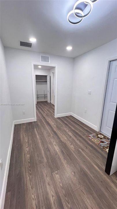 For Rent: $2,000 (1 beds, 1 baths, 1927 Square Feet)