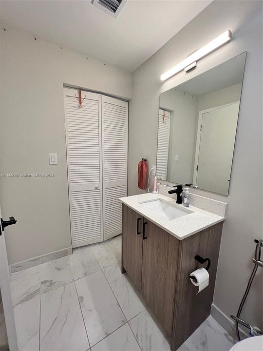 For Rent: $1,200 (1 beds, 1 baths, 1398 Square Feet)