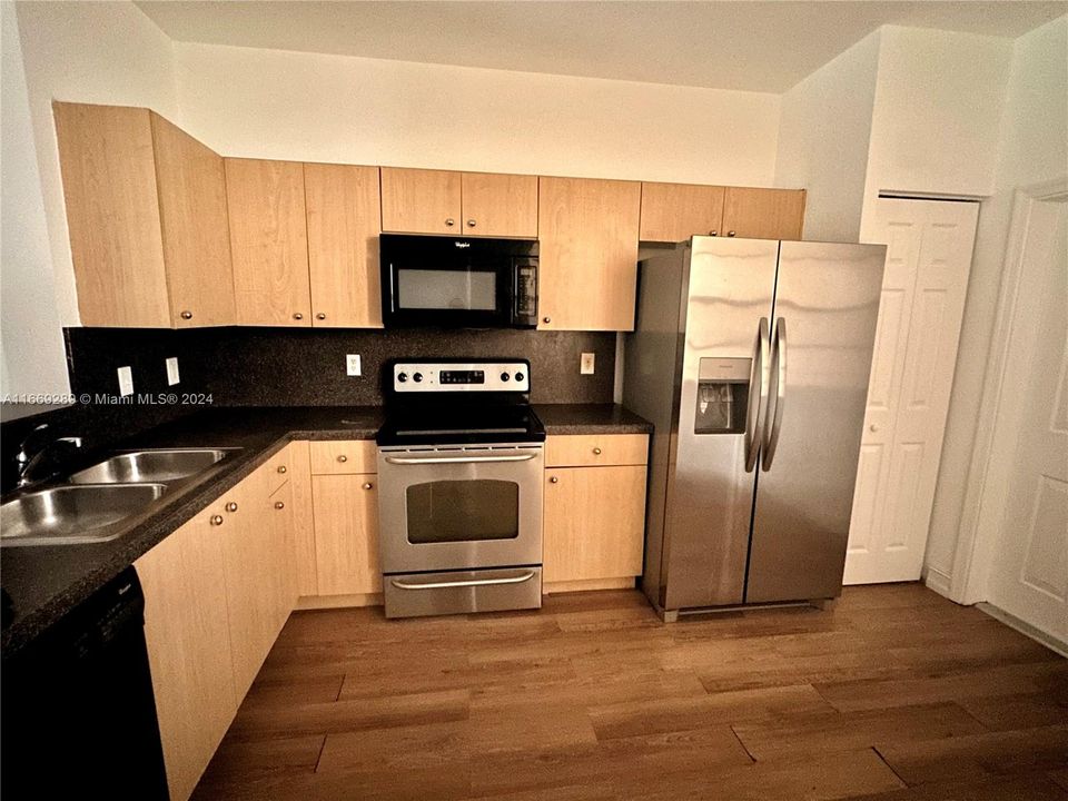 For Rent: $3,000 (2 beds, 2 baths, 1155 Square Feet)