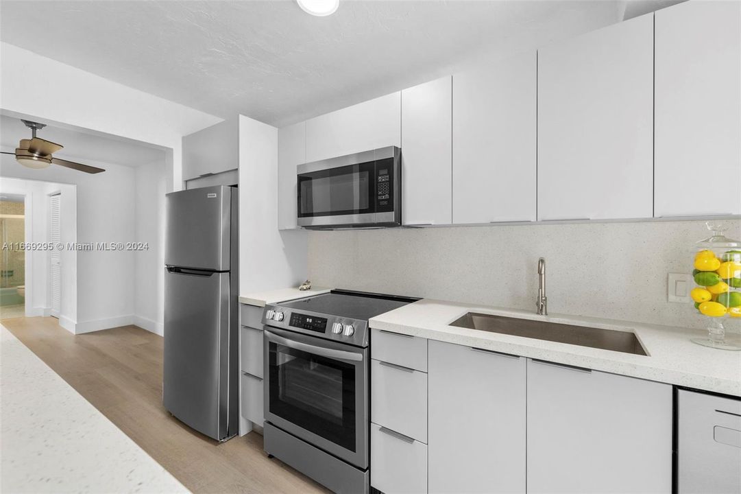 For Sale: $360,000 (1 beds, 1 baths, 768 Square Feet)