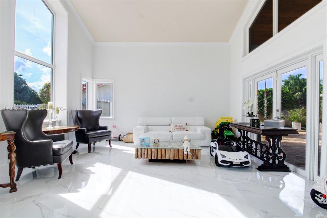 For Sale: $2,500,000 (6 beds, 5 baths, 2851 Square Feet)