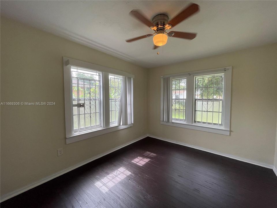 For Rent: $2,300 (2 beds, 1 baths, 1068 Square Feet)