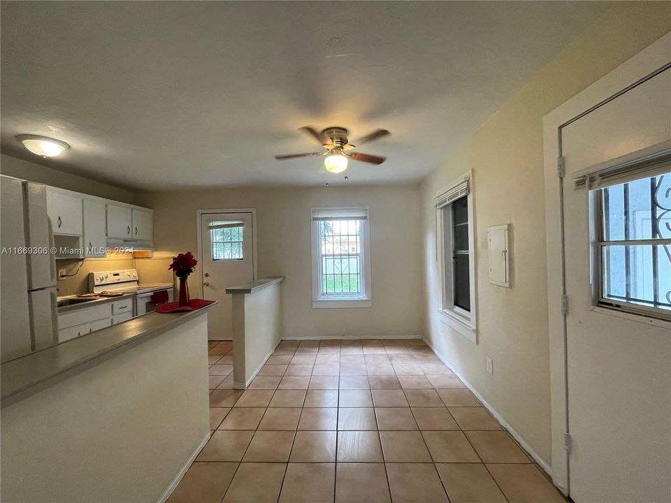 For Rent: $2,300 (2 beds, 1 baths, 1068 Square Feet)