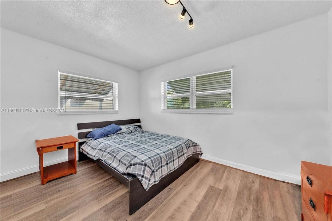 For Sale: $320,000 (2 beds, 1 baths, 1170 Square Feet)